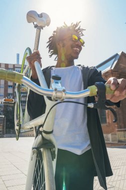 Afro yakışıklı bir bisiklet sürme.