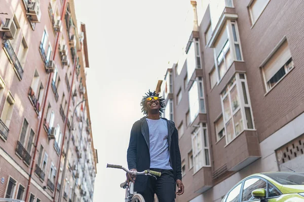 Hombre joven guapo usando teléfono móvil y bicicleta de engranaje fijo . —  Fotos de Stock