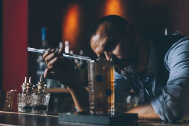 Barmen gece kulübünde kokteyl yapıyor.