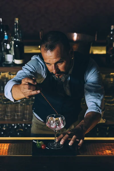 Barman está fazendo coquetel no clube noturno . — Fotografia de Stock