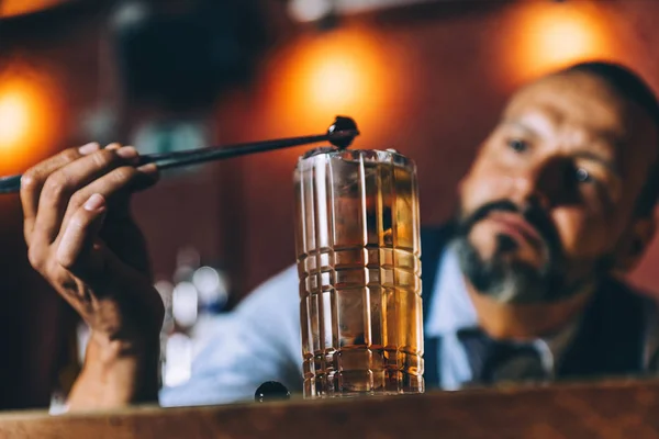 Barmen gece kulübünde kokteyl yapıyor. — Stok fotoğraf