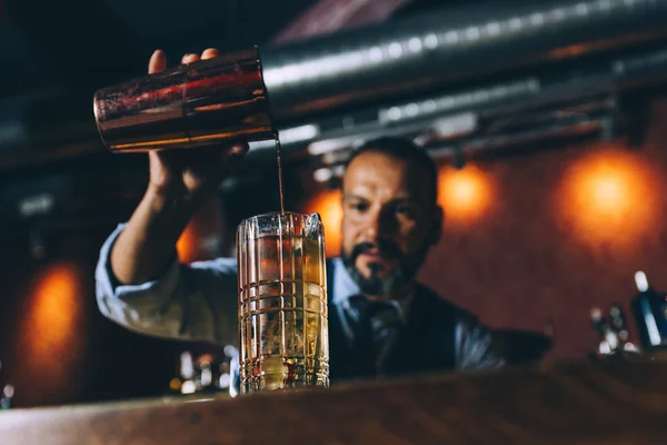 Barman is making cocktail at night club. — Stock Photo, Image