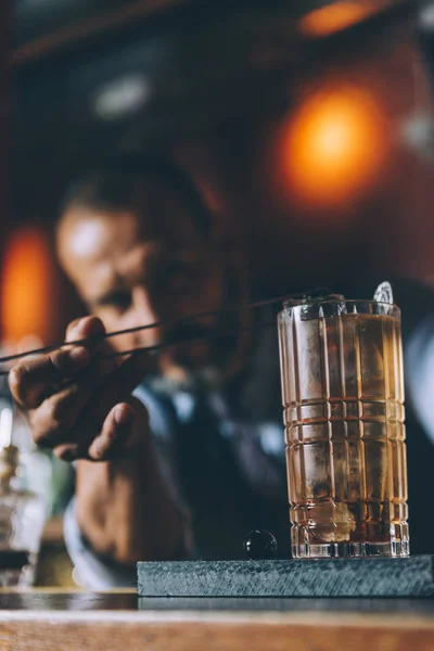 Barmen gece kulübünde kokteyl yapıyor. — Stok fotoğraf