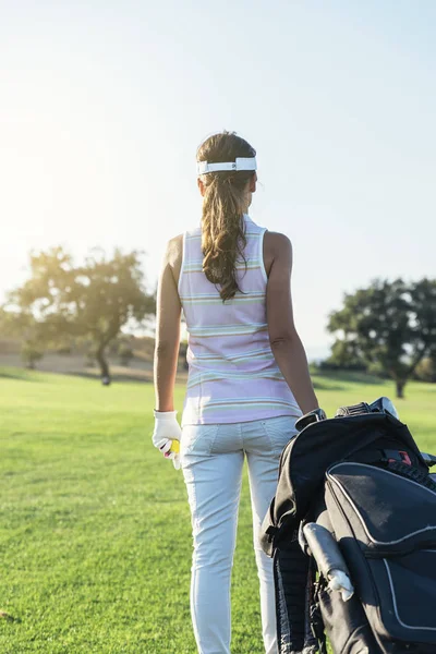 Hezká mladá žena hrát golf. — Stock fotografie
