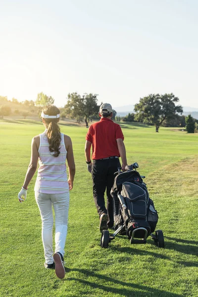 Golfista e Caddie jogando golfe . — Fotografia de Stock