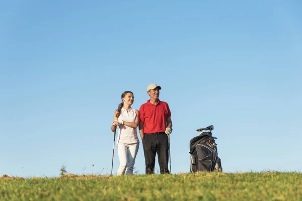 Golfista e Caddie jogando golfe . — Fotografia de Stock