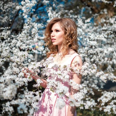 Yaratıcı makyaj kadınla. Parlak makyaj kadınla. Parlak pigment göz gölgeler ile makyaj.