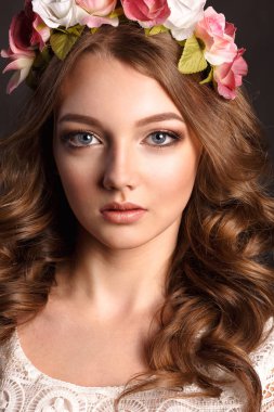 Model kadın portresi yaratıcı makyaj, stüdyo fotoğrafı.
