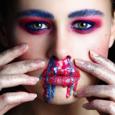 Model kadın portresi yaratıcı makyaj, stüdyo fotoğrafı.