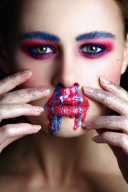 Model kadın portresi yaratıcı makyaj, stüdyo fotoğrafı.