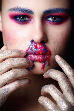Model kadın portresi yaratıcı makyaj, stüdyo fotoğrafı.