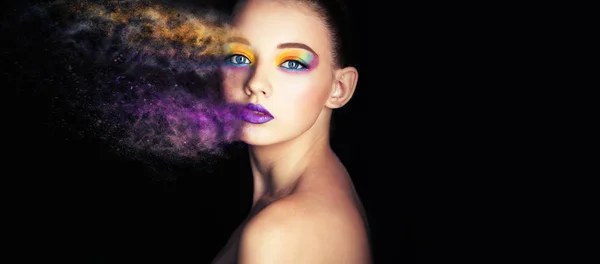 Mooi meisje met creatieve make-up. Creatieve make-up, studio foto, foto verwerking — Stockfoto