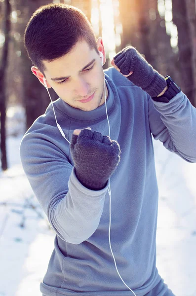 Sportler beim Boxtraining im Wald. Winter. — Stockfoto