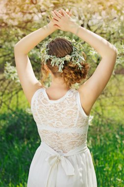 Güzel kız geri duran ve elini tutmak. Düğün.