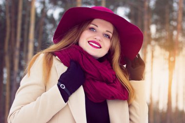 Şık, genç ve güzel kız ormanda yürüyüş şapkalı, gülümseyen. Moda.