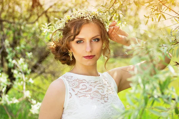Ung vacker flicka stående i olivträd. Bröllop. — Stockfoto