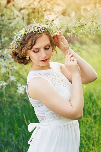 Menina bonita em oliveiras. Casamento — Fotografia de Stock