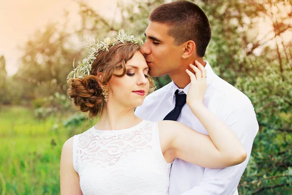 Σύζυγος φιλί όμορφη γυναίκα. Νεαρό ζευγάρι γάμο. — Φωτογραφία Αρχείου