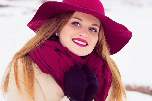 Sorridente ragazza elegante, giovane e bella nel cappello, passeggiando nella foresta. Moda . — Foto Stock