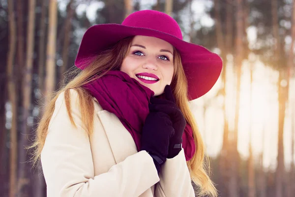 Усміхаючись стильно, молода і красива дівчина в капелюсі, гуляє в лісі. Мода . — стокове фото