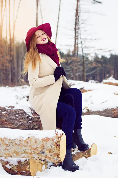 Giovane, bella ed elegante ragazza capelli rossi in cappotto e cappello nella foresta. Moda . — Foto Stock