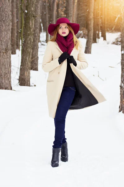 Elegante, bella e giovane ragazza che cammina nella foresta. Moda . — Foto Stock