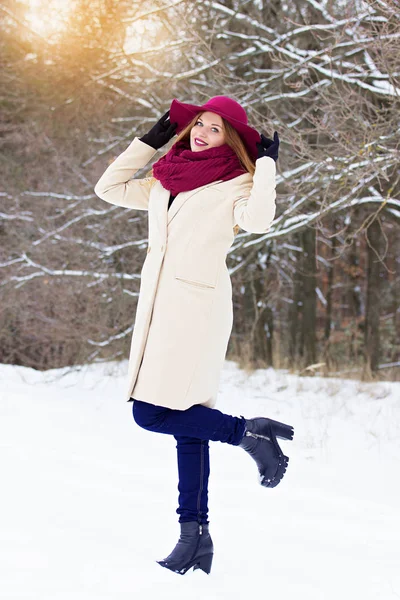 Giovane, bella ed elegante ragazza capelli rossi in cappotto e cappello nella foresta. Moda . — Foto Stock