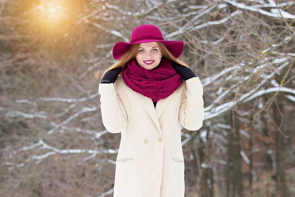 Sorridente giovane, bella ed elegante ragazza capelli rossi in cappotto e cappello nella foresta. Moda . — Foto Stock