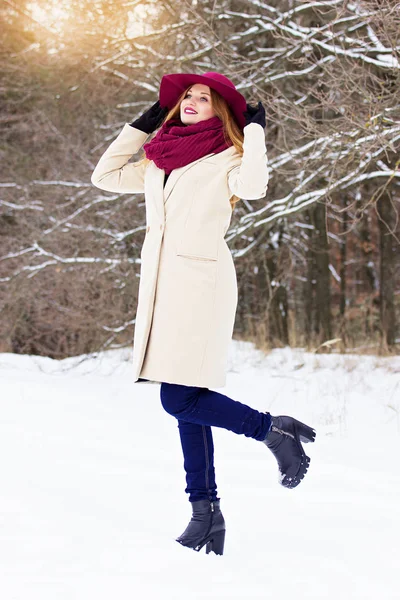 Giovane, bella ed elegante ragazza capelli rossi in cappotto e cappello nella foresta. Moda . — Foto Stock