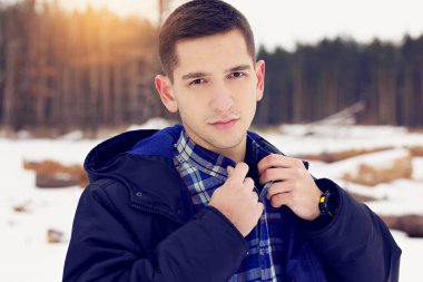 Gömleğini düzeltmek ceketli yakışıklı, şık ve genç adamı. Erken Bahar güneşli bir gün. Erkek moda.