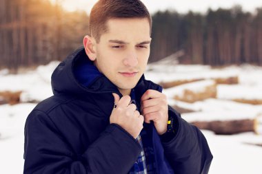 Yakışıklı, şık ve genç bir adam ceketini düzeltme. Erken Bahar güneşli bir gün. Erkek moda.