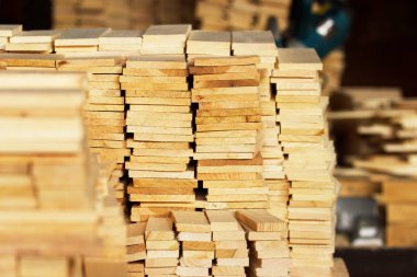 Ahşap Ahşap inşaat malzeme taşımak için arka plan ve doku. Yel değirmeninin kola, ahşap boşluk yığını.