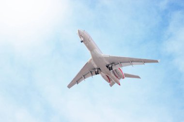 Aracılığıyla bulutlar gökyüzünde uçan bir uçak. Jet uçakları.