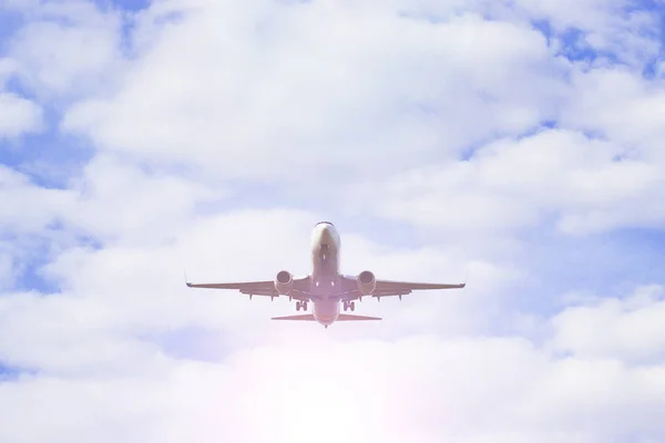 Aracılığıyla bulutlar gökyüzünde uçan bir uçak. Jet uçakları.