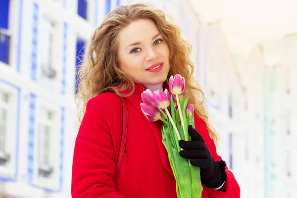 Красивая молодая и стильная блондинка в красном пальто с цветами. Весна . — стоковое фото