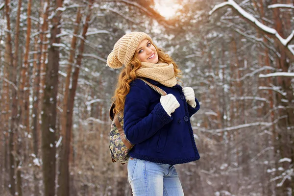 Bella giovane ragazza sorridente in giacca blu e con borsa sulla schiena. Ragazza di viaggio . — Foto Stock