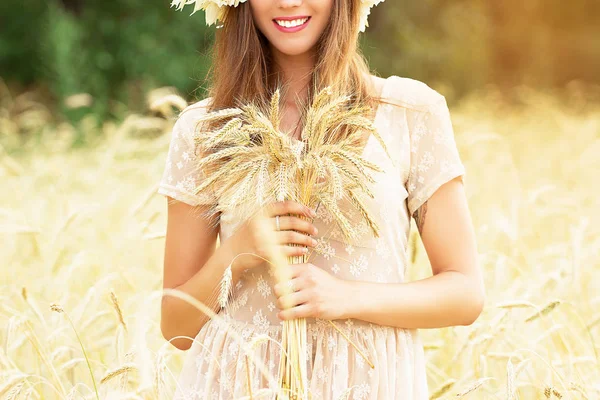 Koncepcja piękno krajobrazów. Portret przepiękny młody uśmiecha się kobieta przechowywania pszenicy w jej ręce podczas pozowanie w polu pszenicy żółty. — Zdjęcie stockowe