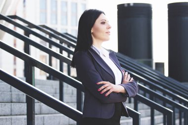 Kendinden emin ve başarılı. Ofis Binası yakınında dururken portresi başarılı iş kadını silah tutmak akıllı rahat kıyafet içinde geçti.