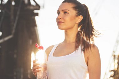 Büyük iş buydu. Güzel genç spor kadının uzakta köprüde dürtmek zemin üzerine güneş ışığı ile akşam sonra içme suyu seyir düşük açılı görünüş.
