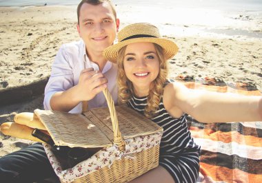 Aşk hikayesi selfie. Kameraya bakarak ve güzel sevgilisi kamera ile bir selfie çekerken gülümseyen genç güzel kadın yüksek açılı görünüş.