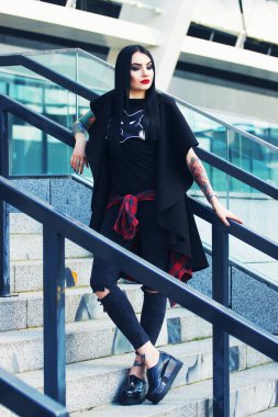 Kentsel Gotik kadın. Tam uzunlukta çekici dövmeli hippi kız ayakta karşı kentsel arka plan görüntüsünü.