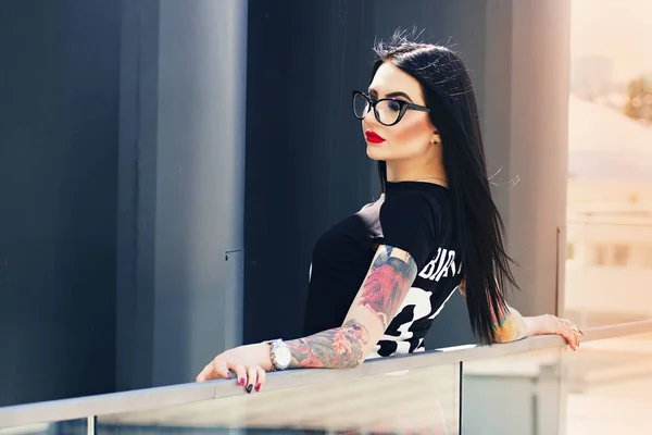 Muhteşem tattoed kadın. Kentsel arka planı poz genç dövmeli hippi kız portresi.