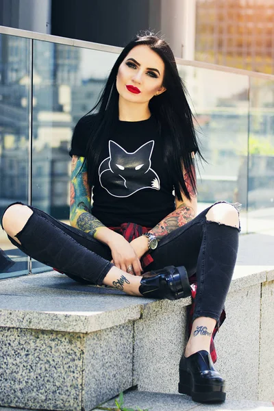 Чудова татуйована жінка. Портрет молодої татуйованої хіпстерки позує на міському тлі . — стокове фото
