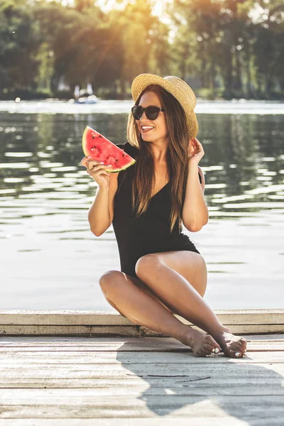 O sahilde yaz vakit geçirmeyi seviyor.