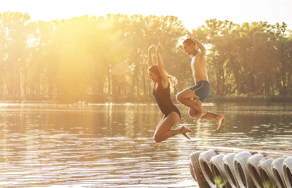 Att ha kul på sommaren på stranden. — Stockfoto