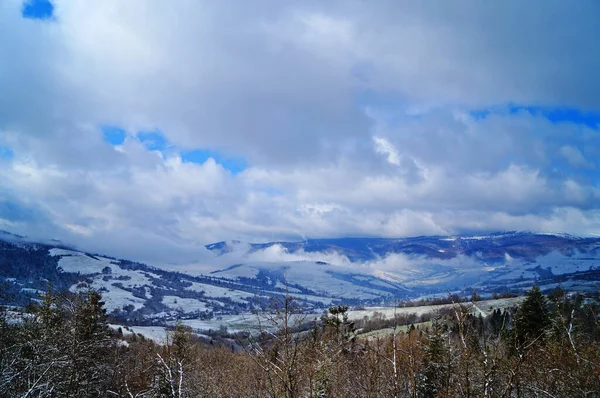 Vista Montanha Coberta Neve Sob Céu Azul Com Nuvens Brancas — Fotografia de Stock