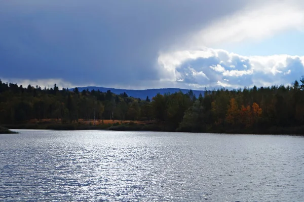 Горное Озеро Холодной Темной Водой Окруженное Зеленым Лесом Голубым Небом — стоковое фото