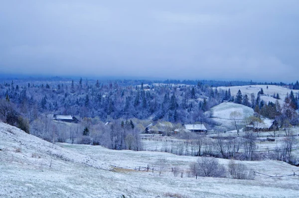 Výhled Hory Pokryté Sněhem Pod Modrou Oblohou Bílými Mraky Mrazivý — Stock fotografie