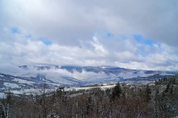 Vista Montanha Coberta Neve Sob Céu Azul Com Nuvens Brancas — Fotografia de Stock