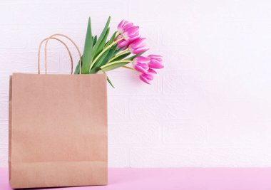 Pembe ve mor laleli kağıt çanta. Varlıklı Yaşam..